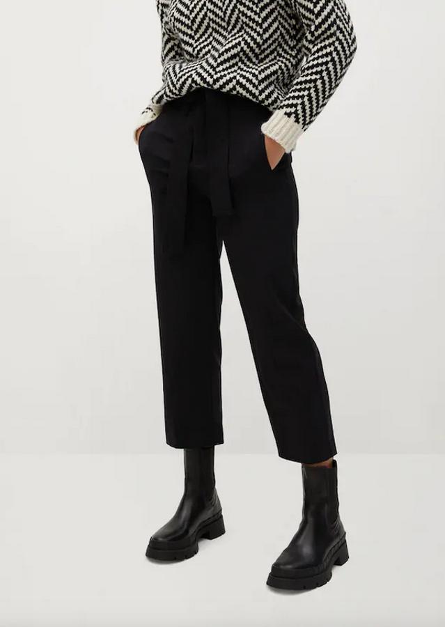 En color negro, con diseño recto y tiro alto, este pantalón con cinturón desmontable a tono viene con bajos tobilleros, dos bolsillos laterales y dos de ribete en la parte posterior. Disponible únicamente en las tallas 34 y 36, ha pasado de 29,99 euros a 12,99 euros.