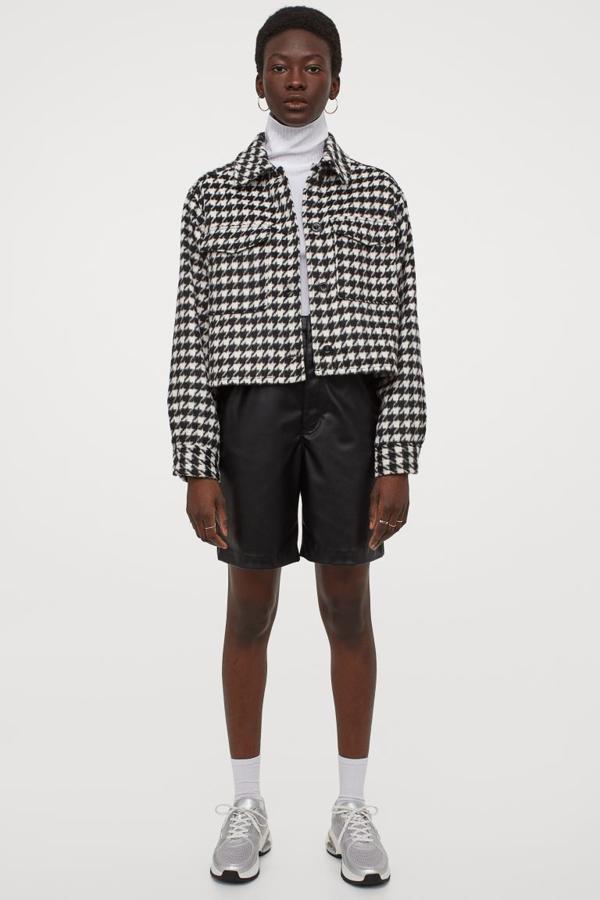 Cazadora corta con bolsillo frontales y estampado de pata de gallo, de H&M (34,99 €).
