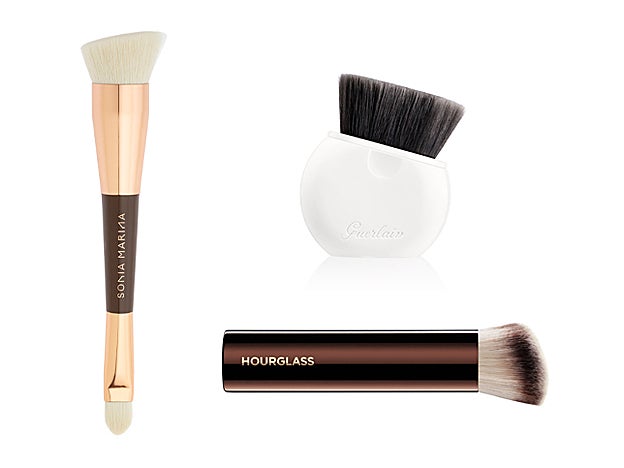 Brocha nº 1 Dúo fondo y concealer de Sonia Marina Cosmetics (32 €). Brocha Retráctil de Maquillaje LEssentiel de Guerlain (48 €). Vanish Foundation Brush de Hourglass (51,99 €).