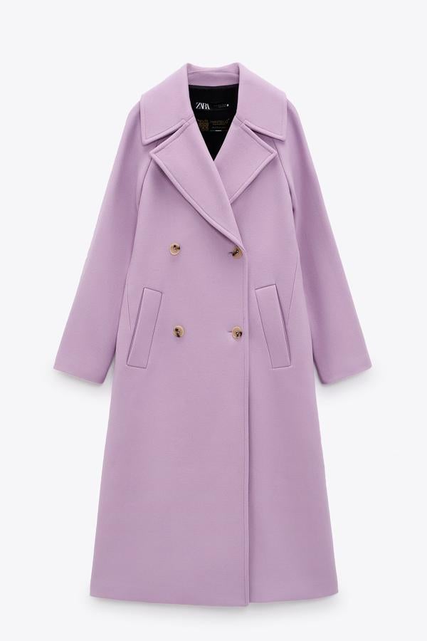 Abrigo de color malva con doble botonadura y solapa grande de la colección de primavera de Zara (109 euros)