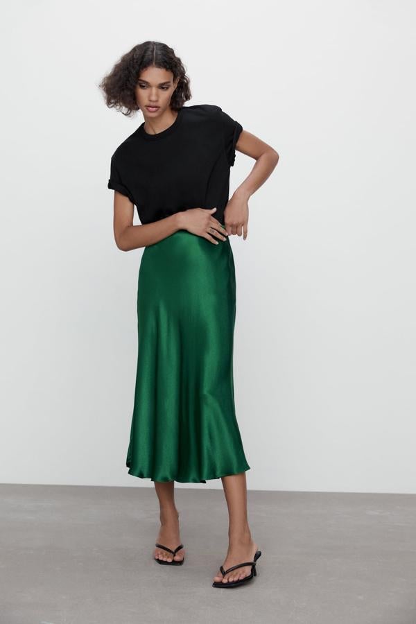 Falda midi satinada en color verde de la nueva colección de Mango (29,99 euros)