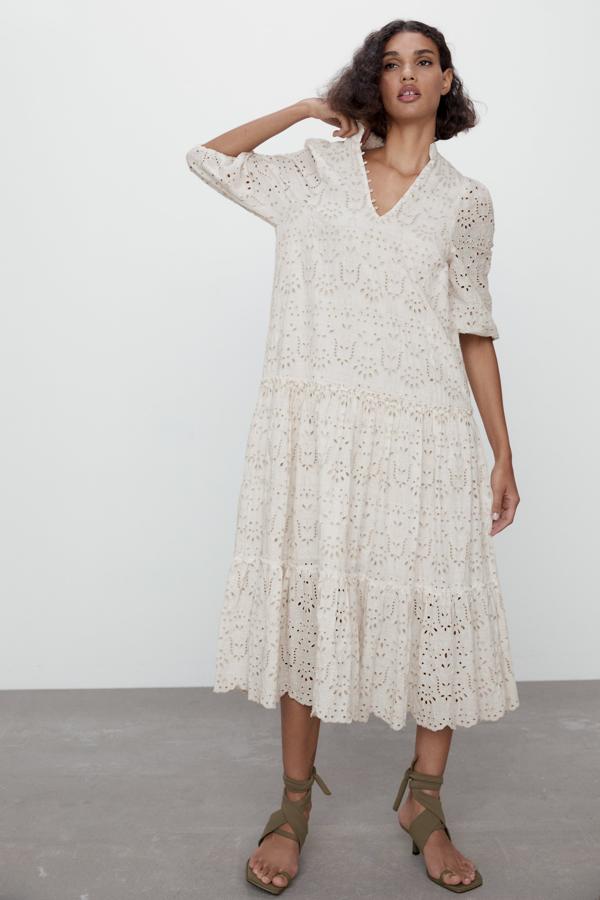 Vestido midi en color blanco con clados de la colección de primavera de Zara (49,99 euros)