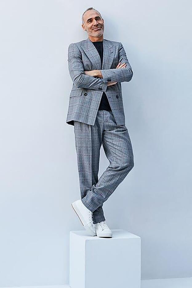 Traje de Emporio Armani, camiseta de El Corte Inglés y zapatillas de Levi’s.