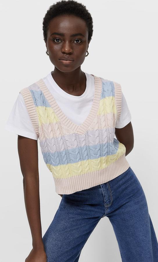 Este chaleco de punto trenzado con rayas horizontales en tonos pastel cuenta con acabado en rib y está disponible en otros tonos. Es de Stradivarius y tiene un precio de 15,99 euros.