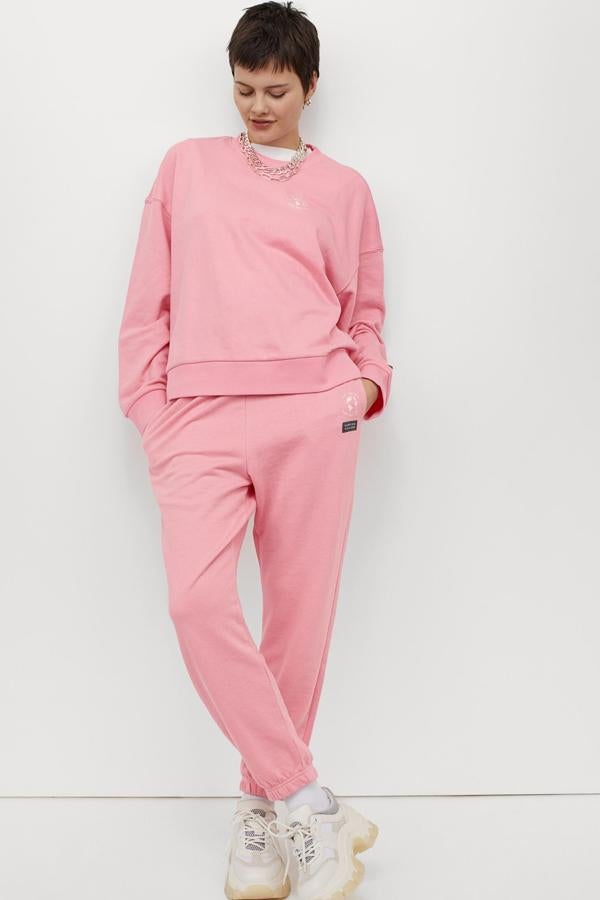 Disponible en varios colores, este conjunto de H&M de color rosa está formado por jogger (14,99 euros) de talle alto con elástico revestido y sudadera (14,99 euros) con cuello redondo a juego.