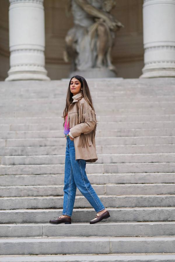 Sobrecamisa de cuero con flecos por toda la espalda.