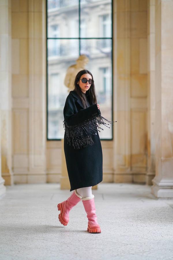 Abrigo de lana con flecos bordados con cristales.