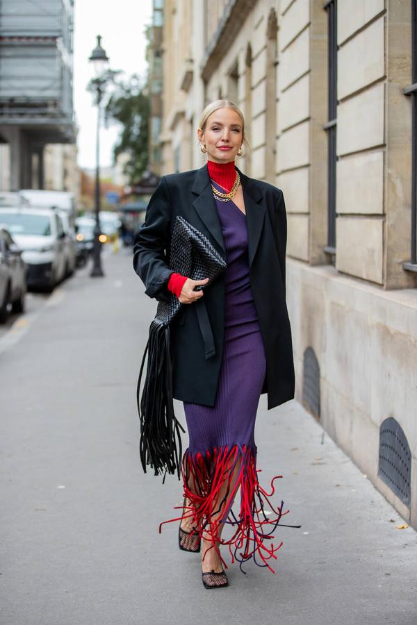 Vestido de punto con cuello alto y bajo desflecado multicolor.