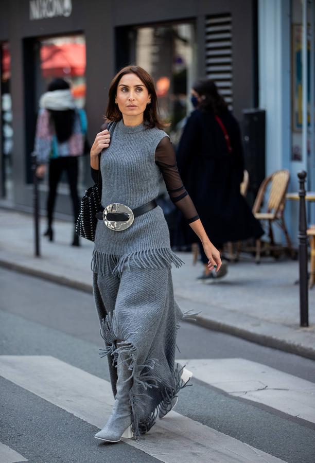 Conjunto de top sin mangas y falda pareo larga de punto con bajo desflecado.