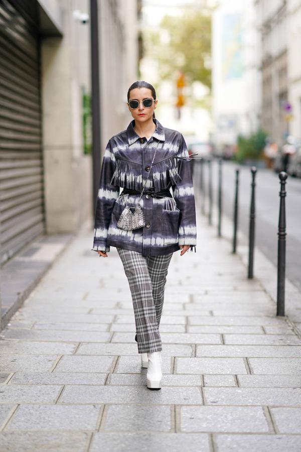 Chaqueta con estampado tie dye con flecos en el pecho y pantalones de cuadros.