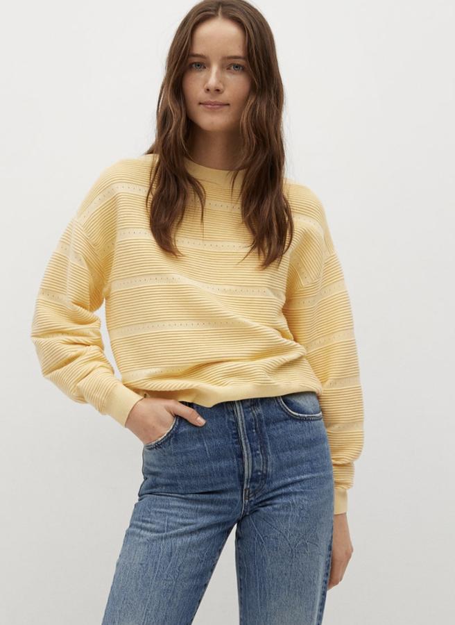 En color amarillo pastel, este jersey de punto fino con diseño ancho y cuello redondo es de Mango y tiene un precio de 25,99 euros.