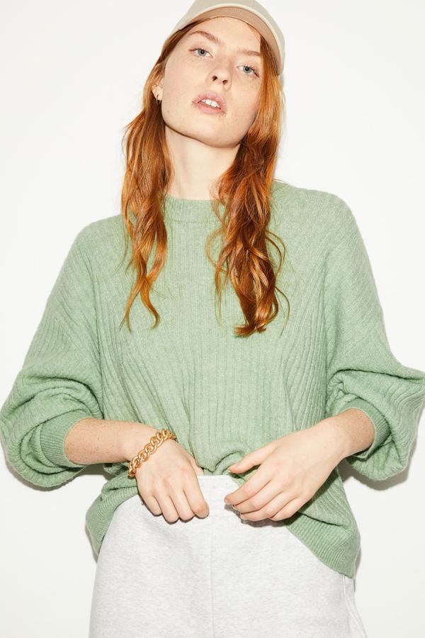 En color verde, este jersey en punto de canalé suave con mangas amplias con puños ceñidos cuenta con ribete en cuello, puños y bajo y tiene un precio de 19,99 euros. Es de H&M.