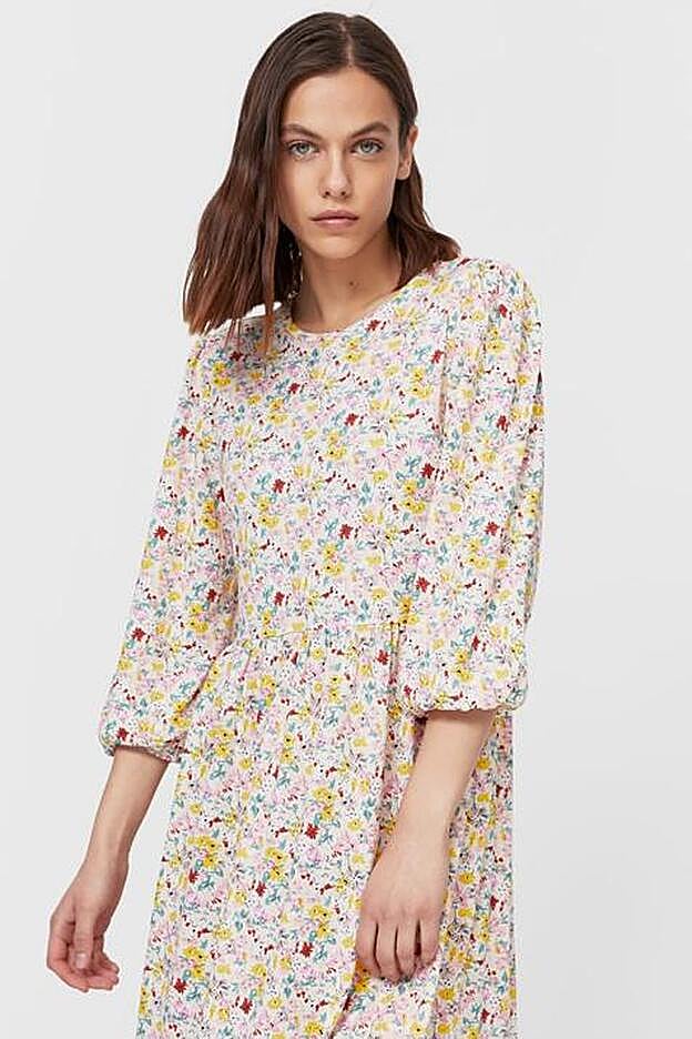 Con coloridas flores estampadas, este vestido crudo nos recuerdas las pocas semanas que faltan para la llegada de la primavera.