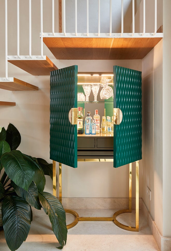 Mueble bar en madera lacada y latón dorado. El interior de espejo es de Diana Graña.