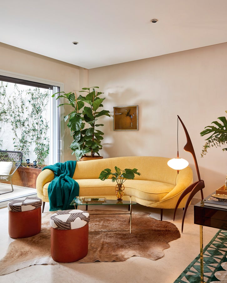 Cortinas, mantas o tapicerías enriquecen el ambiente. Te proponemos nuestra colección #bloomsburybymelianrandolph para Güell Lamadrid (g-lamadrid.com), los linos de Gastón y Daniela (gastonydaniela.com) o el cashmere y la lana de Loro Piana. En la imagen, el sofá es diseño de Melián Randolh y la lámpara se llama Mantis de Rispal, es de los 50 y fue adquirida en Rue Vintage.