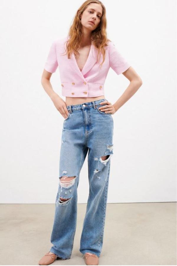 Estilazo noventero para una de las chaquetas más especiales de la nueva colección de Zara, este modelo de tweed rosa, silueta cropped y manga corta que Cuesta 49.95 euros.