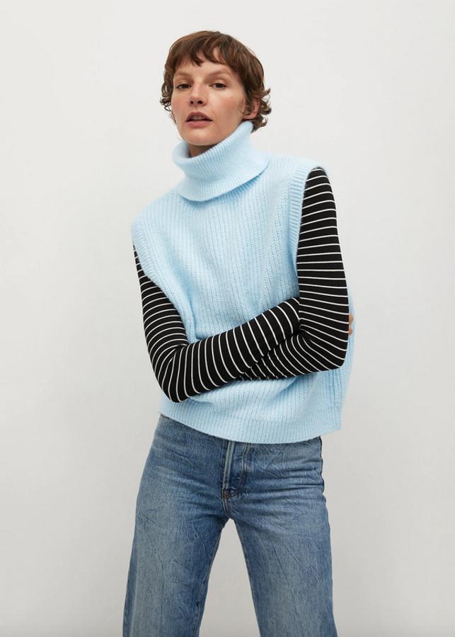 Este chaleco de Mango en azul celeste con cuello vuelto acanalado y diseño corto podemos encontrarlo entre las tallas XS y L por 29,99 euros.