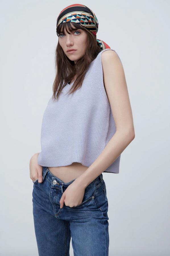 Disponible en negro, crudo y azul claro, este chaleco de Zara con escote de pico y acabados en rib cuesta 19,95 euros y está disponible entre las tallas S y XL.