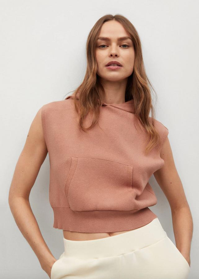 En rosa palo y punto fino, este chaleco de Mango de diseño recto y capucha viene con bolsillo de canguro en el frontal y terminaciones de canalé. Disponible entre las tallas XS y XL, cuesta 25,99 euros.