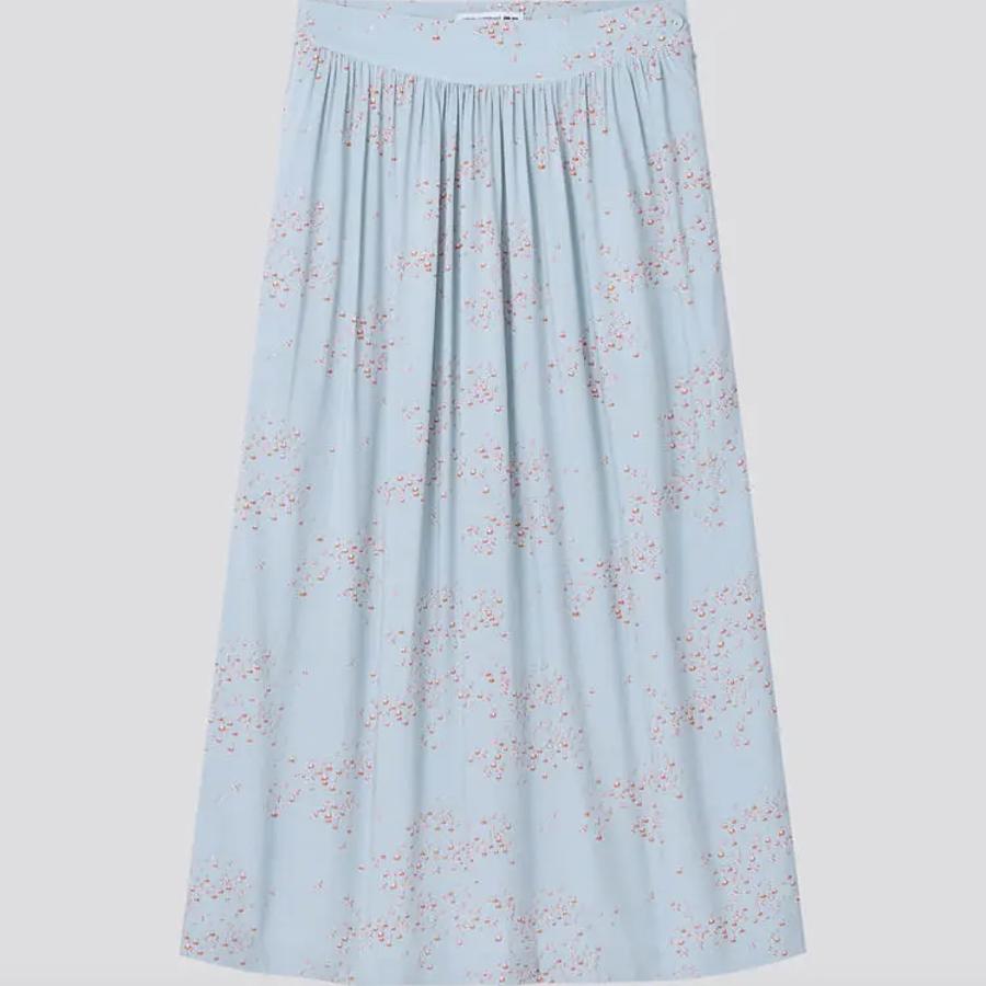 Esta falda midi en azul celeste con estampado de flores en tonos rojos y beige viene con fruncido frontal para darle vuelo a la prenda. Cuesta 39,90 euros y estará disponible entre las tallas 22 y 29 pulgadas.
