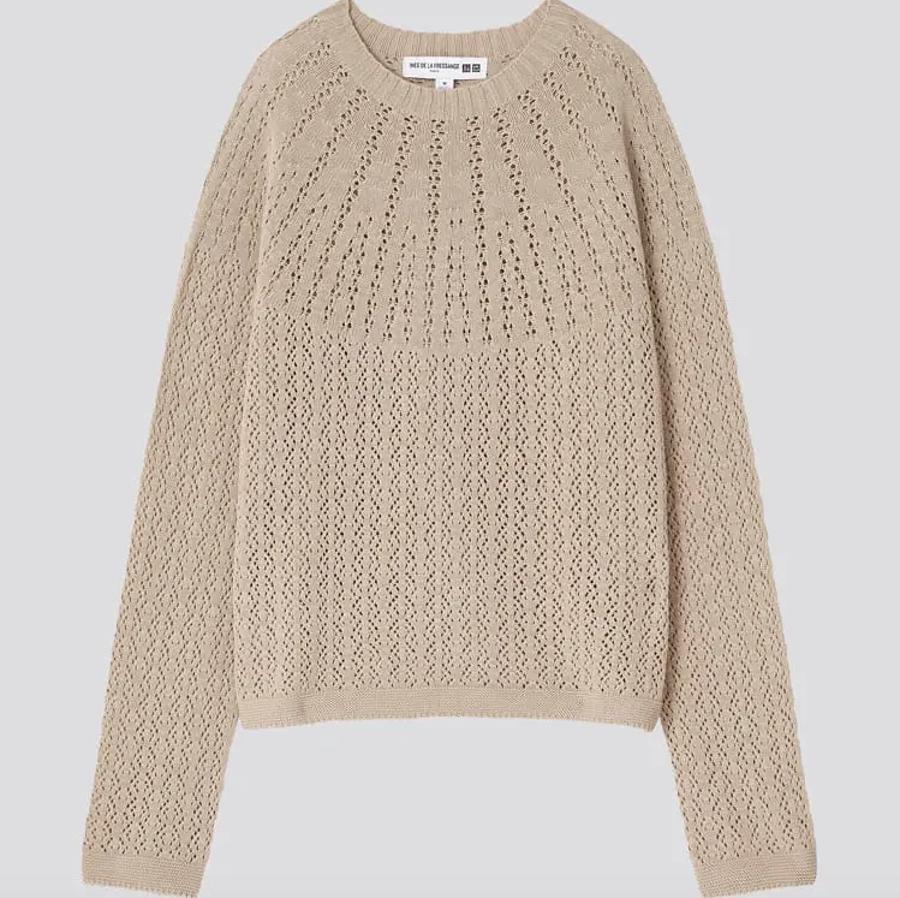 Disponible en beige, negro o crudo, este bonito jersey calado con acabados en rib tiene un precio de 29,90 euros y podemos encontrarlo entre las tallas XXS y XXL.