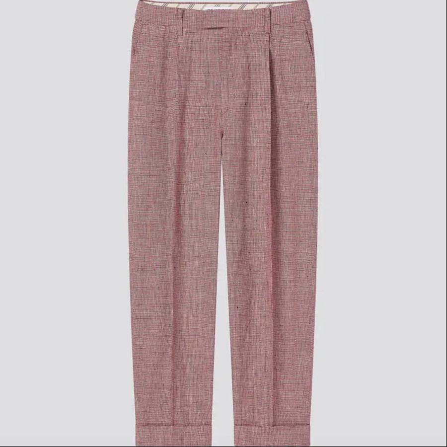 Confeccionado lino y en color rojo con estampado de cuadros minis, estos pantalones de pernera recta amplia cuestan 39,90 euros y estarán disponibles entre las tallas XXS y XL.