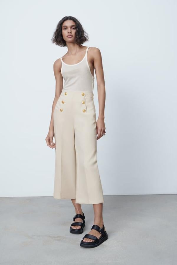 Pantalón culotte de algodón en tono crudo de tiro alto con botones, de Zara (39,95 €).