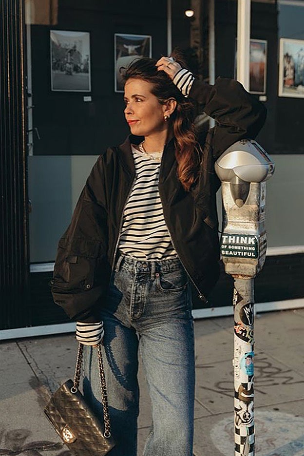 Detalle del look de Sara Escudero (Collage Vintage en Instagram), con vaqueros y camiseta de rayas bretonas.