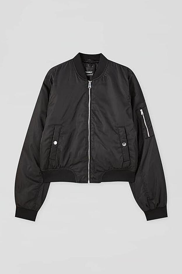 Cazadora bomber de color negro, en la nueva colección de Pull&Bear.