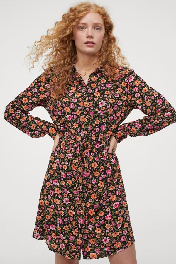 Vestido camisero con estampado deflores, de H&M (19,99 €).