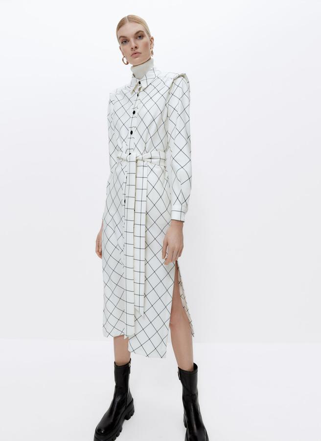 Vestido camisero midi de manga larga con hombreras, de Uterqüe (149 €).