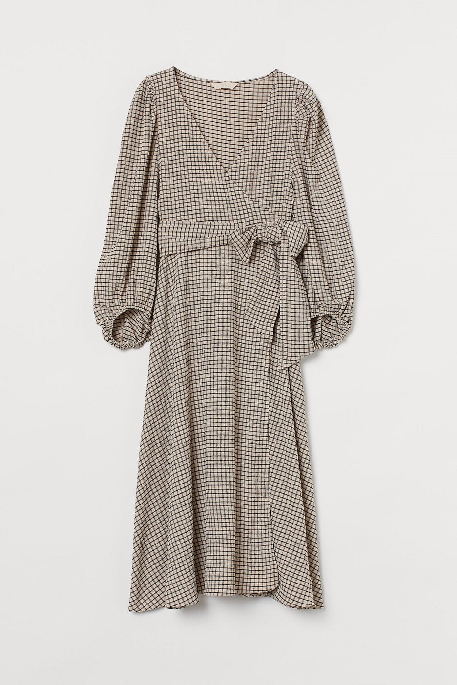 Vestido cruzado con cinturón, estampado de cuadros y falda de vuelo. (29,99 euros).