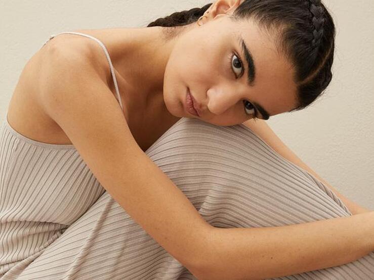 Fotos: 13 vestidos refrescantes de H&M que van a arrasar esta primavera con botas y con sandalias