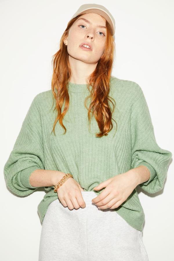 En punto de canalé suave con lana en la trama, este jersey de corte cuadrado con hombros caídos, mangas amplias con puños ceñidos y ribete de canalé fino en cuello, puños y bajo está confeccionado en poliéster reciclado y solo se vende en la web de la firma por un precio de 19,99 euros. Podemos encontrarlo entre las tallas XS y XXL.