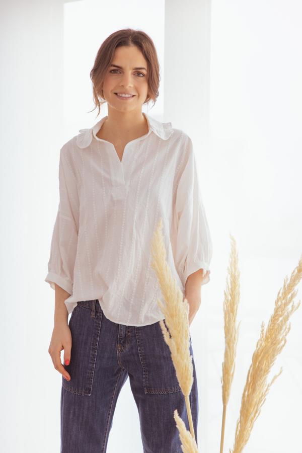 Blusa Cala en algodón blanco bordado, de Mysulafish (79,90 €).