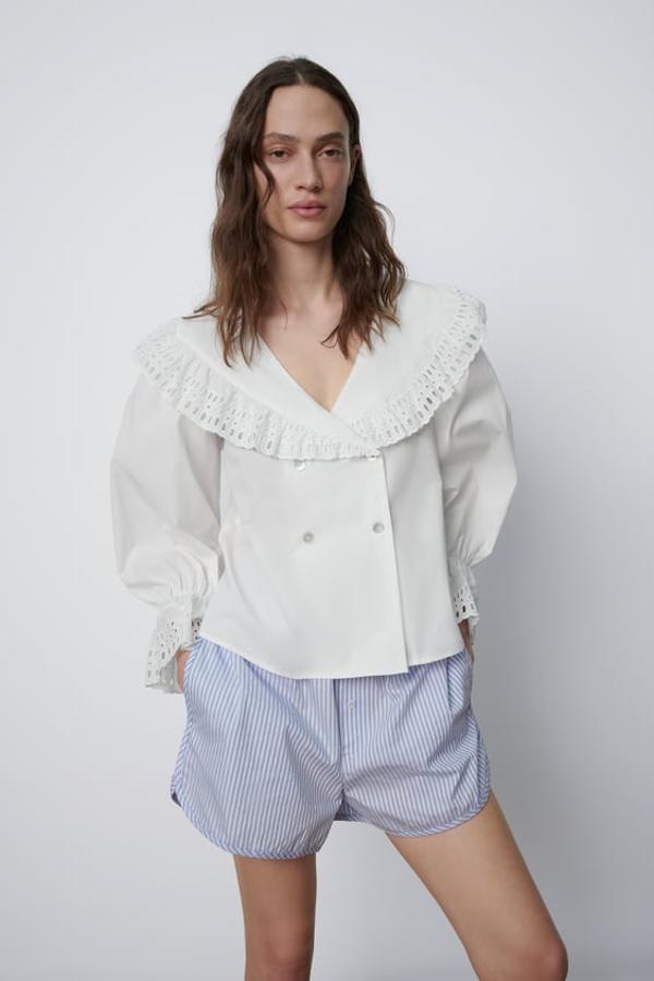 Camisa con escote de pico, doble botonadura cruzada y solapas con bordados, de Zara (29,95 €).