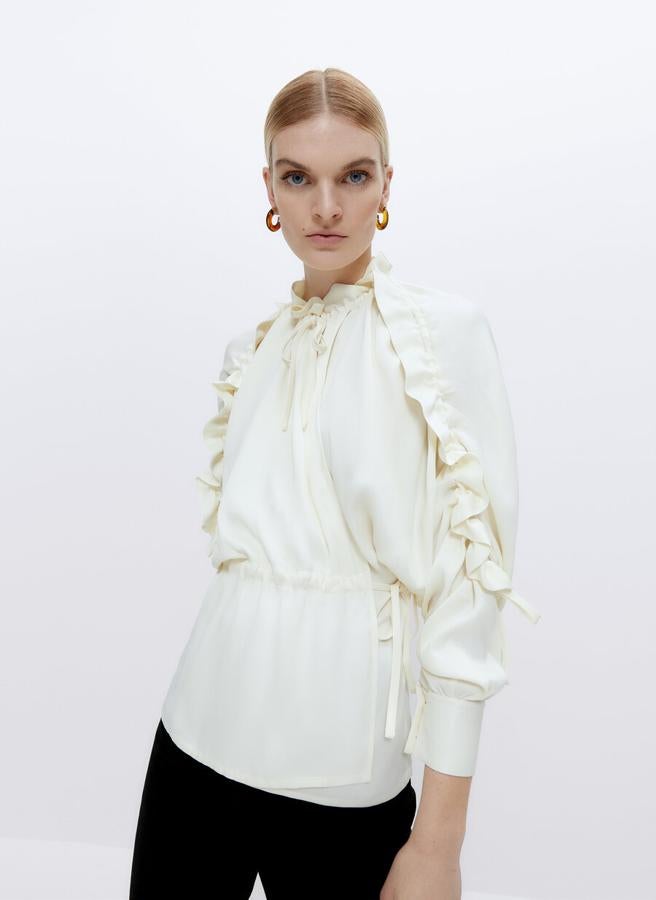 Camisa cruzada con sobrecapa y detalles de volantes, de Uterqüe (89 €).