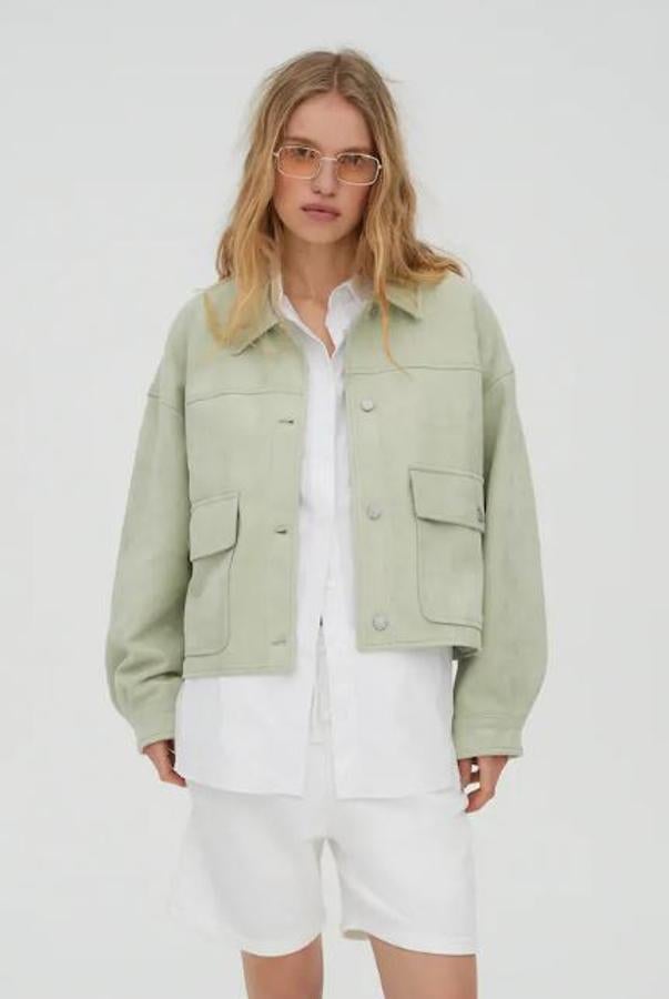 Sobrecamisa de antelina verde (25,99 euros).