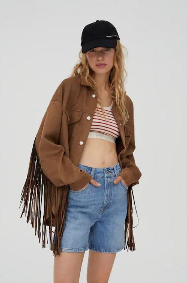 Sobrecamisa de antelina con flecos (35,99 euros).