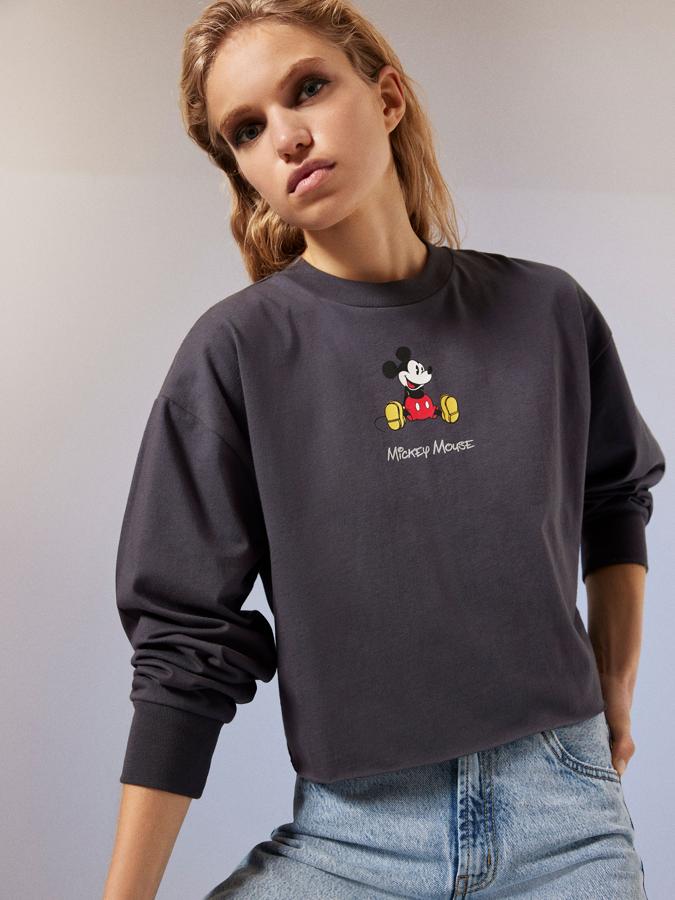 Sudadera gris de Mickey (9,99 euros).