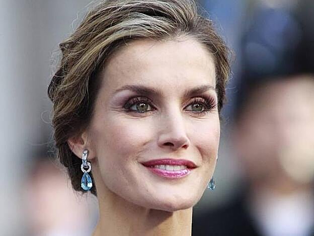 La reina luce los pendientes aguamarina que fueron un regalo de la casa italiana.