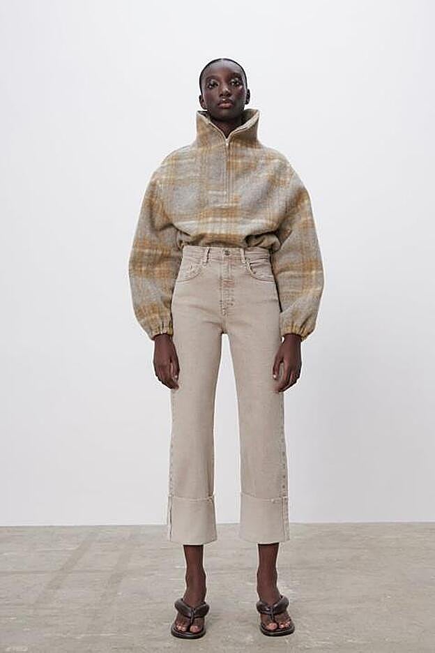Vaqueros de color crudo con el bajo vuelto, de la nueva colección de Zara.
