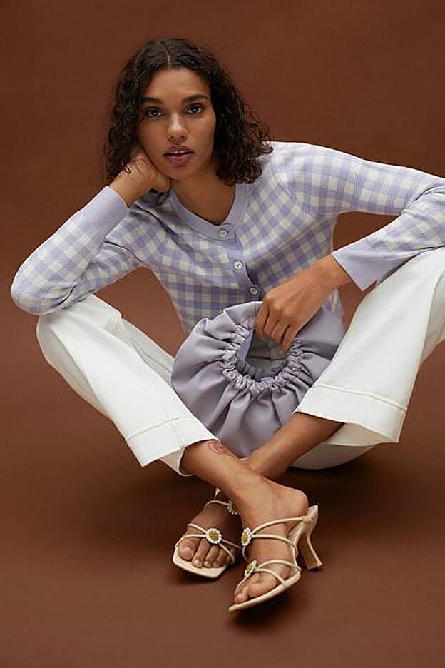 Sandalias de tacón medio con flores de la nueva colección de primavera de Mango (39,99 euros)