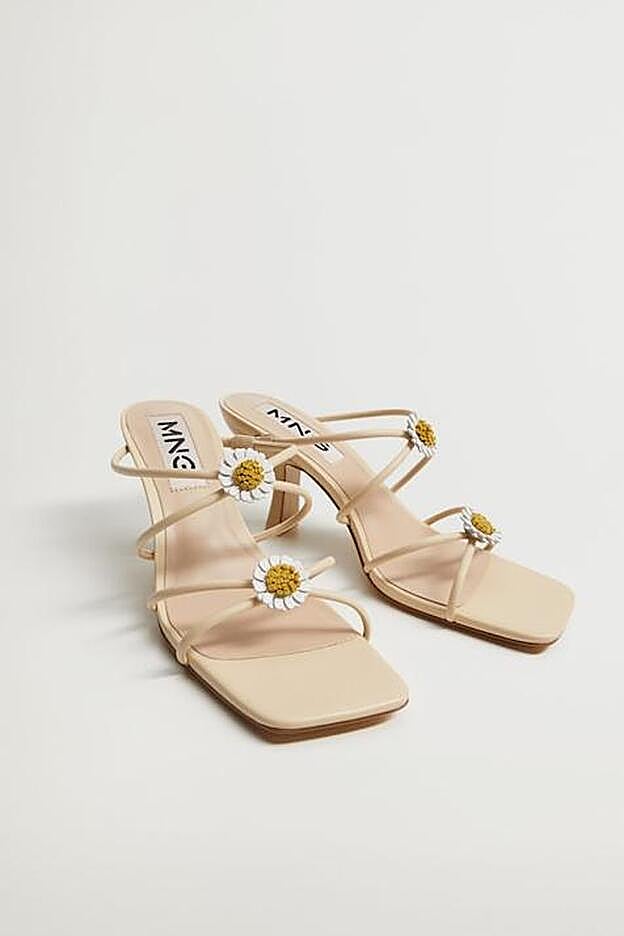 Sandalias en color beige con margaritas de Mango (39,99 euros)