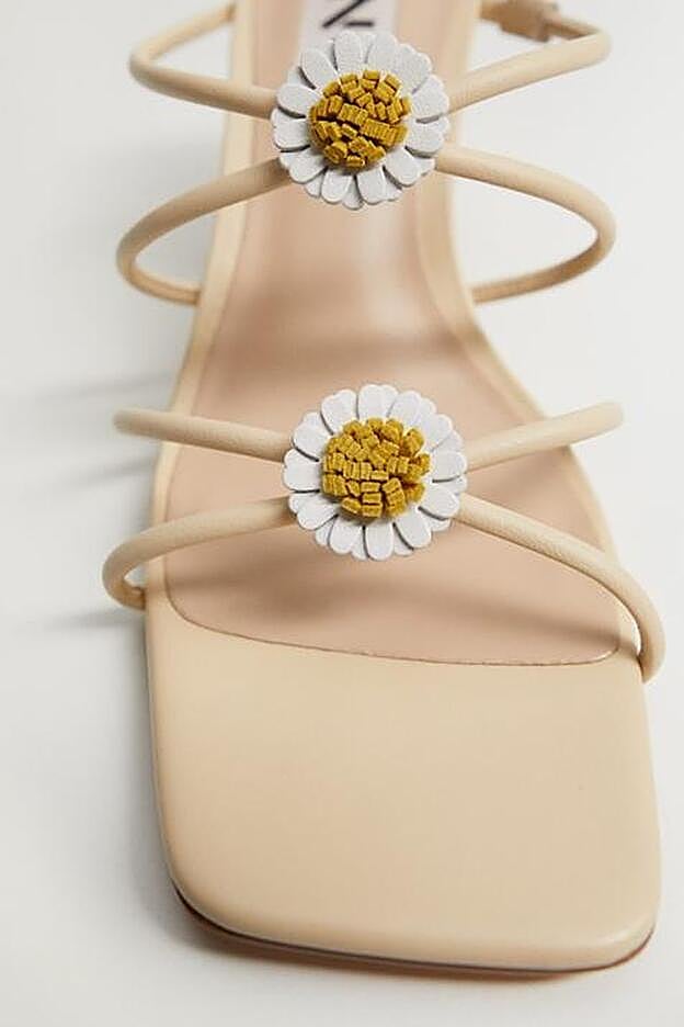 Sandalias beige con margaritas en relieve de Mango (39,99 euros)