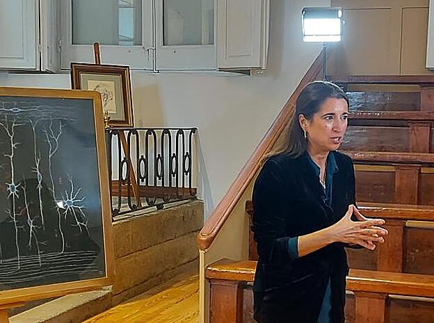 Además de su labor como médico y vicepresidenta de el Colegio de Médicos de Madris, Luisa González da clases de Bioética.