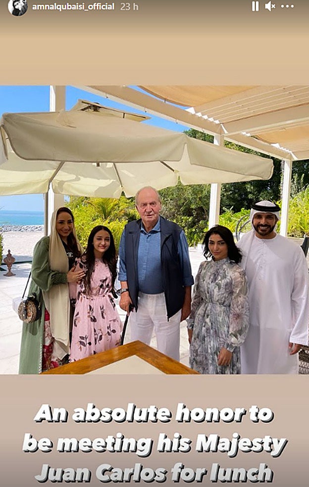La piloto Amnal Qubaisi ha compartido esta imagen con el rey Emérito en su cuenta de Insragram.
