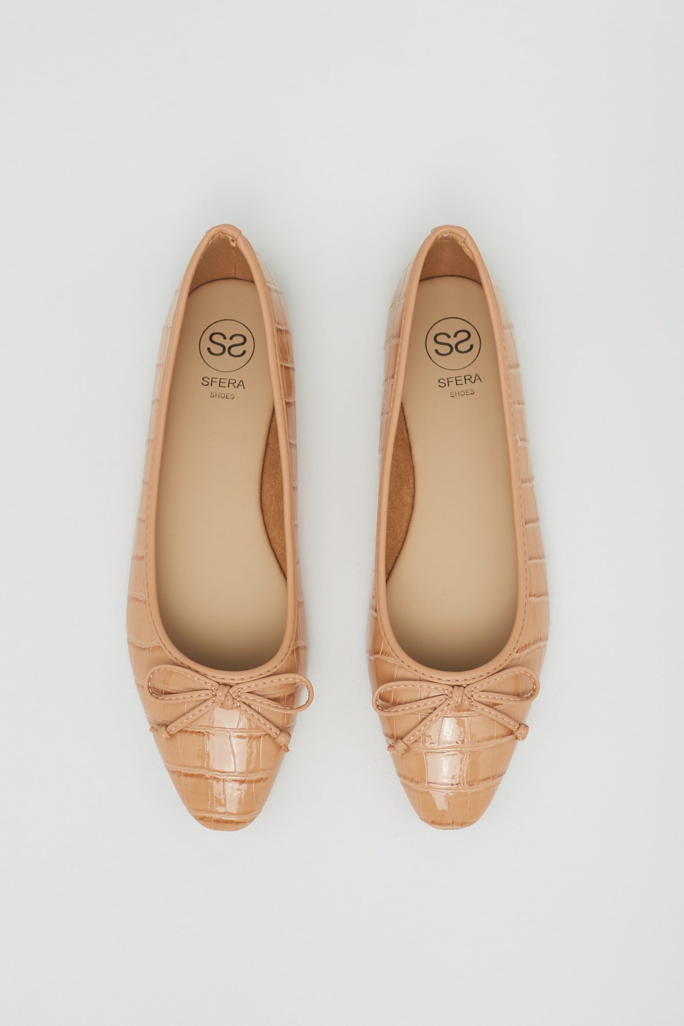 Bailarina brillante con estampado efecto cocodrilo. (14,99 euros).