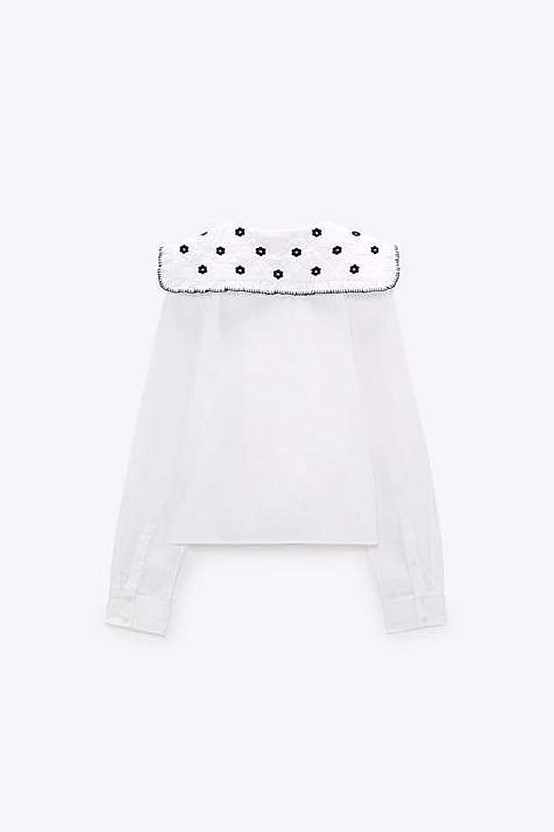 Detalles de la parte de atrás de esta camisa blanca con flores bordadas (39,99 euros)