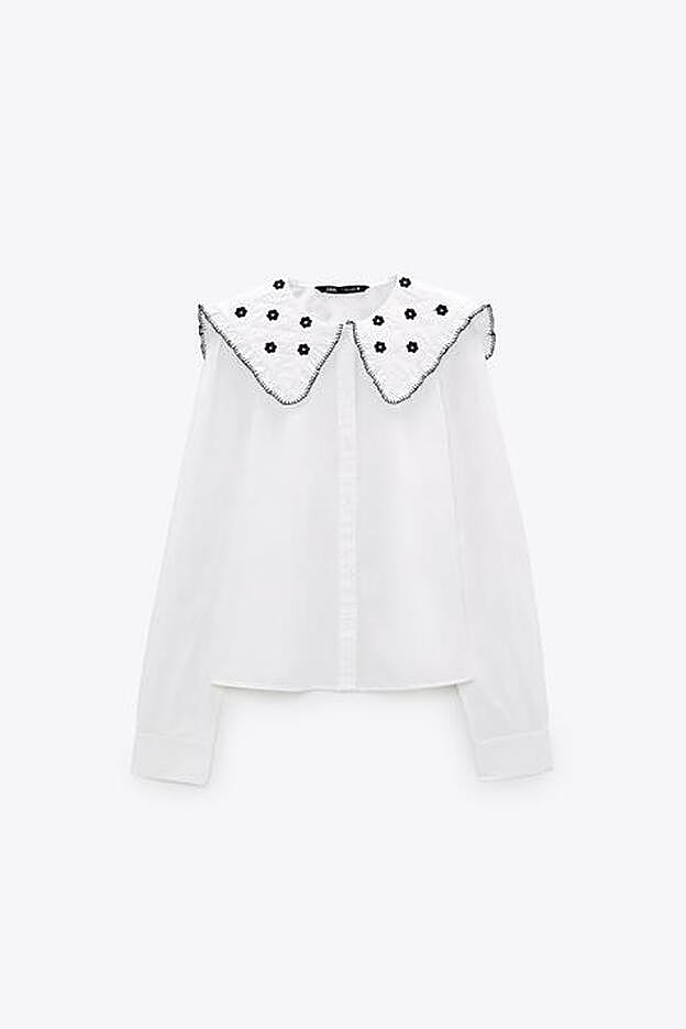Camisa blanca con flores bordadas en color negro de Zara (39,99 euros)